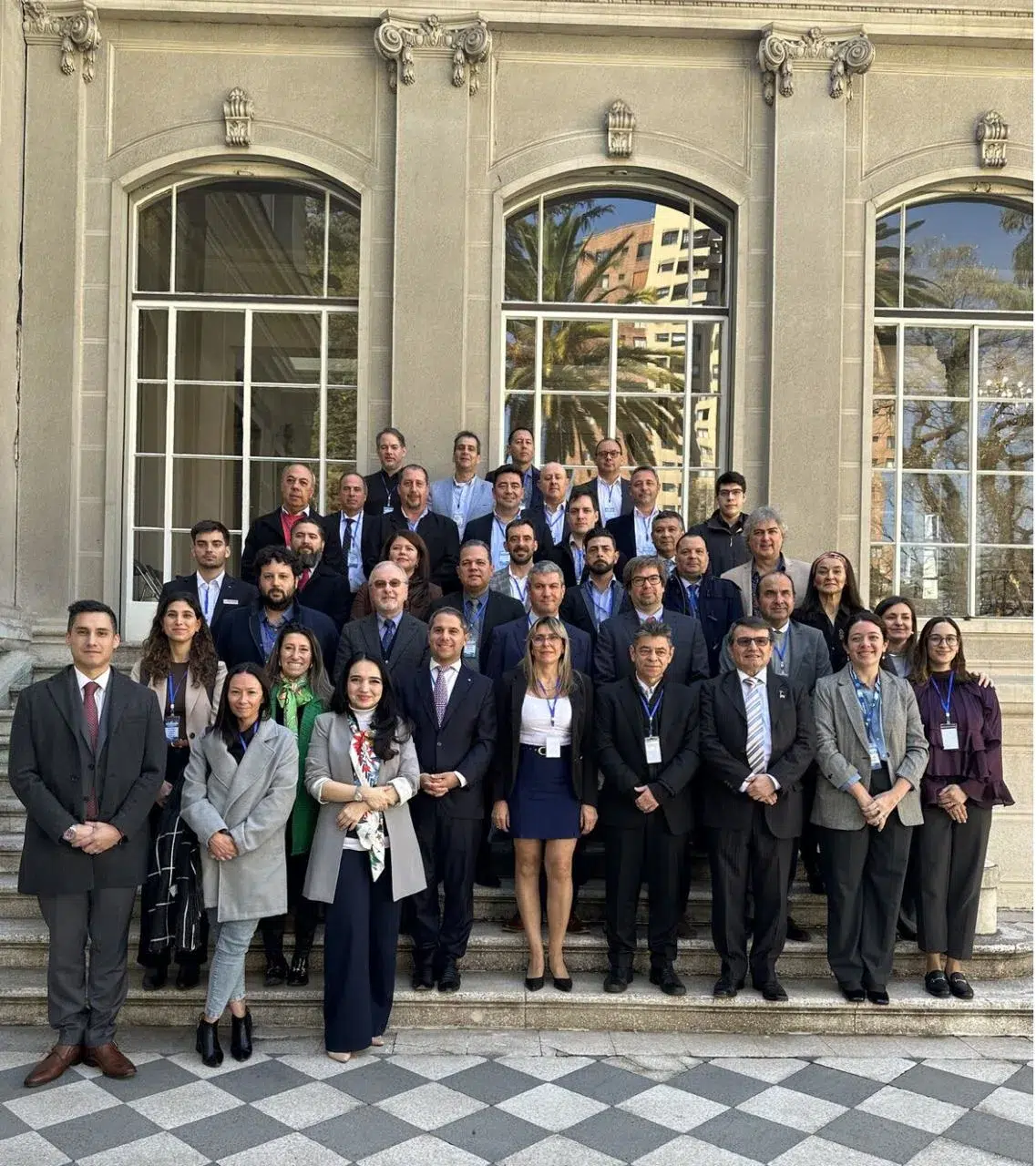 Funcionarios y empresarios de Argentina y Chile reunidos en la embajada para la misión comercial minera.