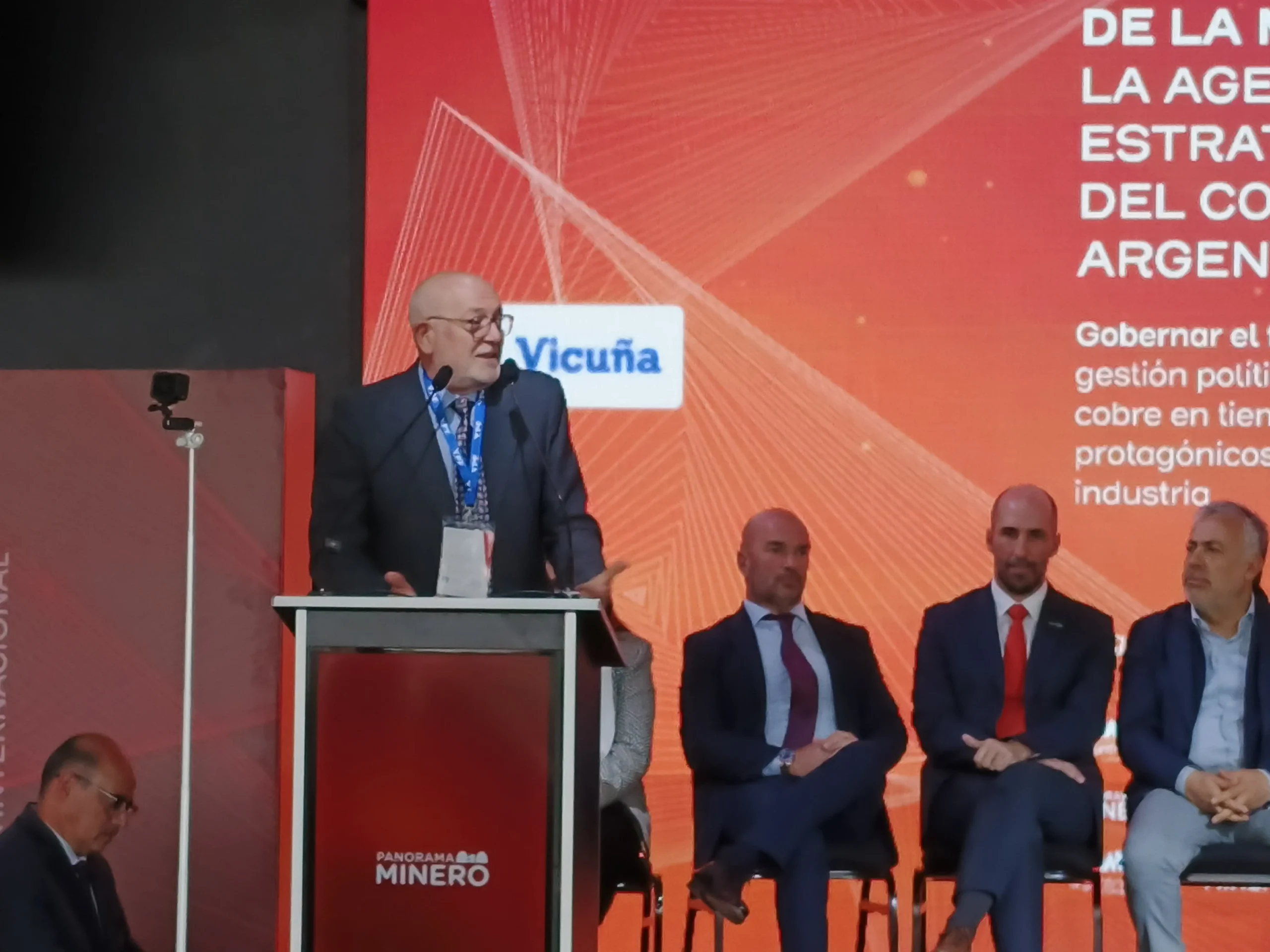  Iván Grgic en nombre de Vicuña, pronuncio un discurso cargado de grandes intenciones, pero alejado de la realidad, sin conexión entre lo que hace la operadora y lo que dice el.