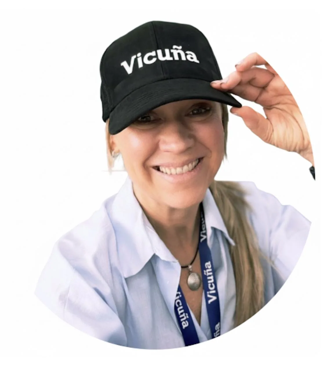 Carolina Laumann, gerente de Comunicaciones de la empresa Vicuña, da una entrevista