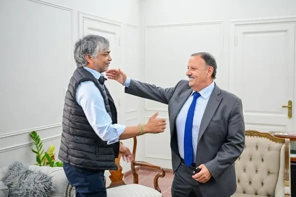 El gobernador Ricardo Quintela recibió en Casa de Gobierno al vicepresidente de Greenko, Manoj Sharma,y representantes del grupo Greenko/Neosynergy, una de las empresas de energía renovable más grandes del mundo, que además tiene negocios en minería verde.
