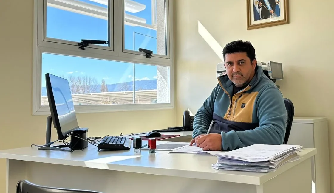 Retrato del doctor Daniel Carbajal en su consultorio