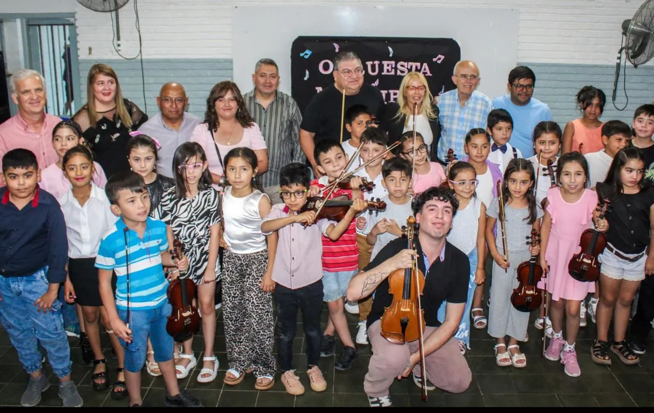 El Intendente de Ullum David Domínguez, junto a Sonia Delgado y la orquesta formada en el municipio de San Juan