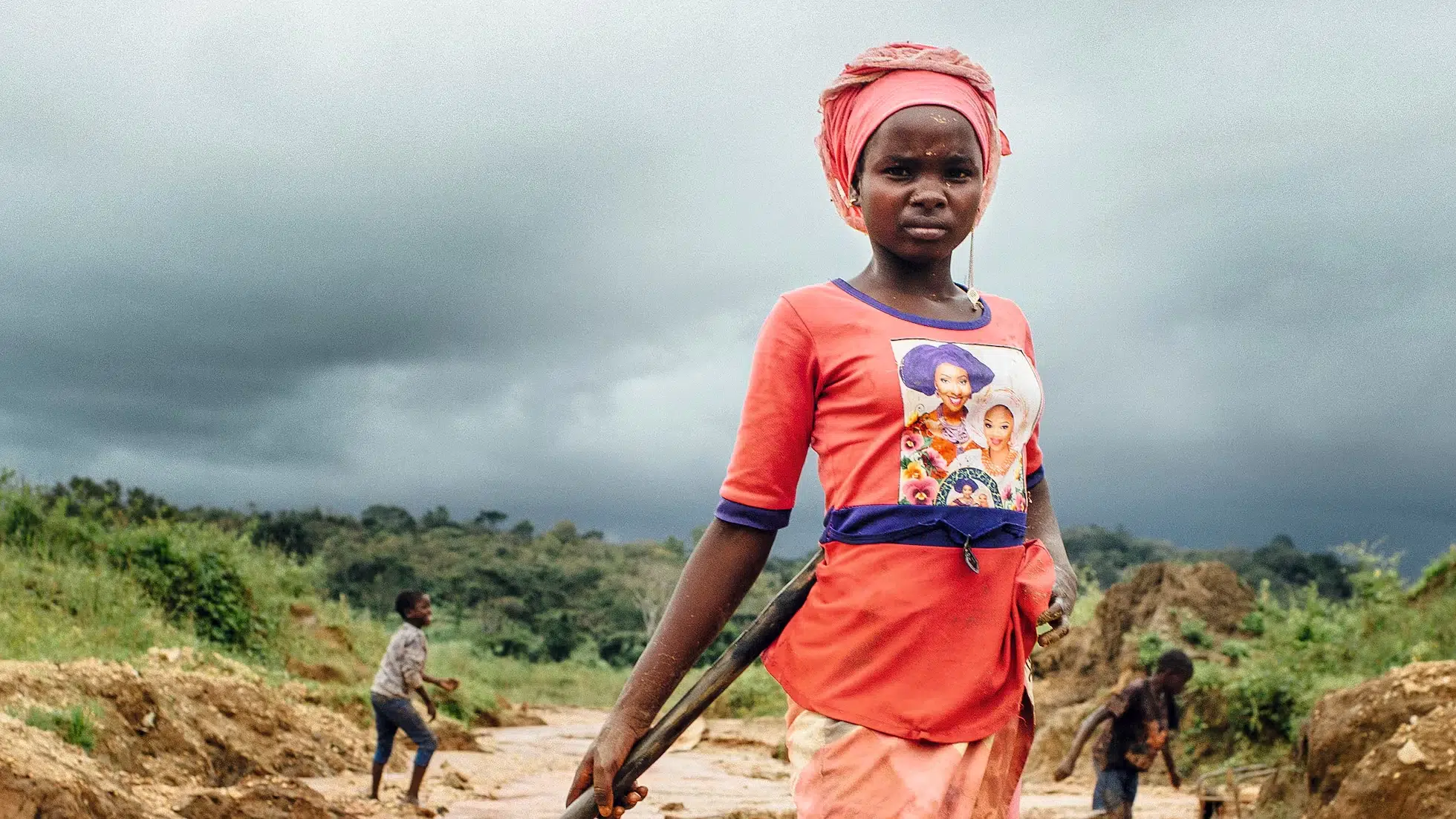 Niños trabajando en condiciones peligrosas en una mina ilegal en Sudáfrica