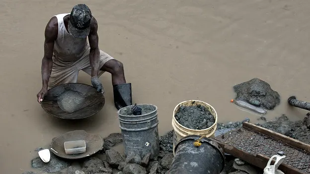 Jóvenes y niños trabajando en condiciones peligrosas en una mina ilegal en Sudáfrica