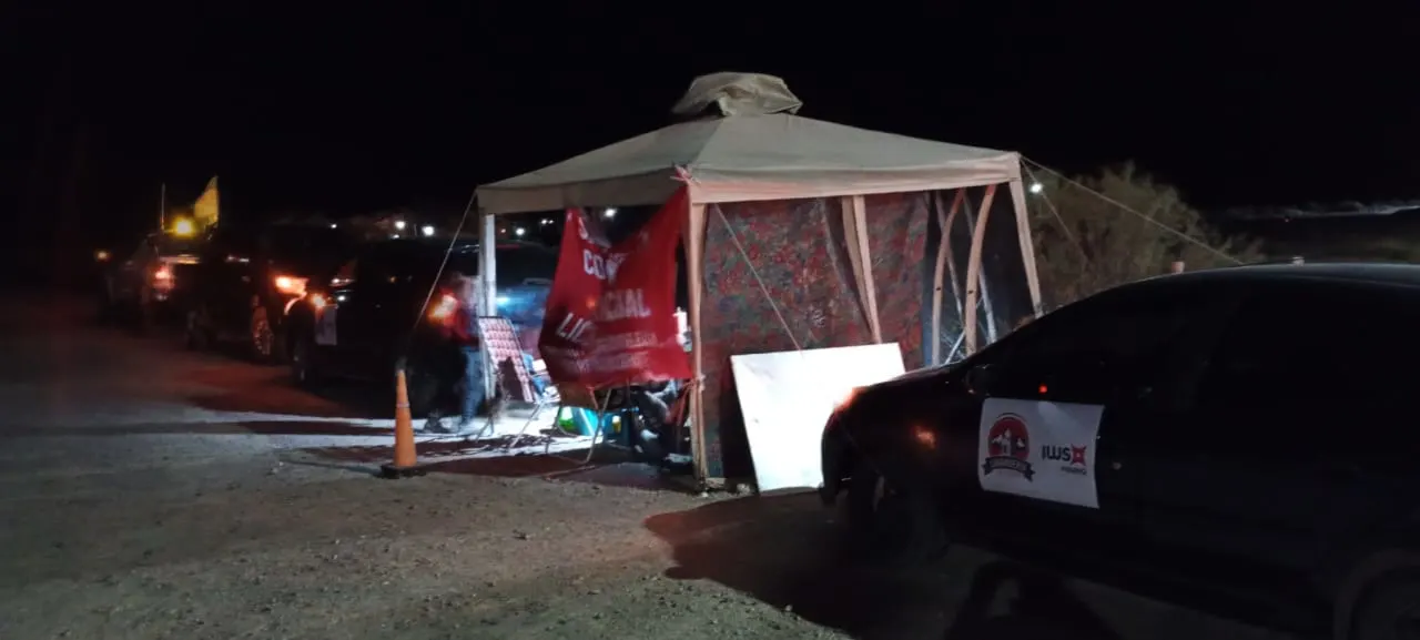 Proveedores iglesianos acampando frente a las oficinas de la minera Vicuña en San Juan, protestando por contratos.