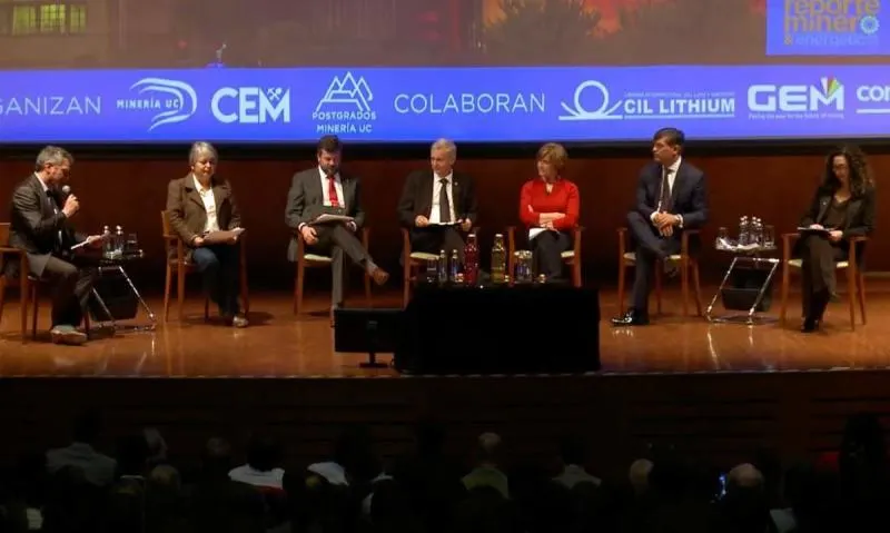 “El Futuro de la Minería en Chile”, una convocatoria organizada por estudiantes de la Pontificia Universidad Católica de Chile, que reunió a cinco candidatos a la presidencia de la República: Jeannette Jara, Johannes Kaiser, José Antonio Kast, Evelyn Matthei y Franco Parisi.