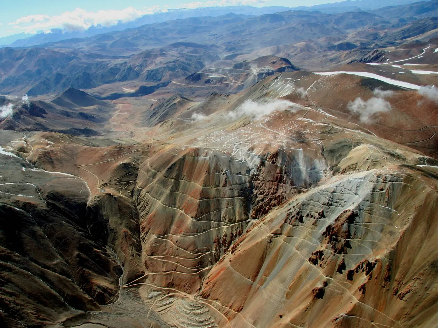 La minera canadiense cede su interés en Alturas, uno de los yacimientos clave del cinturón El Indio, a una empresa privada