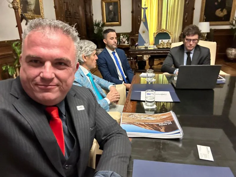 Michael Meding,en primer termino, es el lider de la operación de los Azules. En su visita a la Case Rosada acompañado de Robert McEwen le expusieron al presidente Milei sus intenciones de inversión en Argentina.
