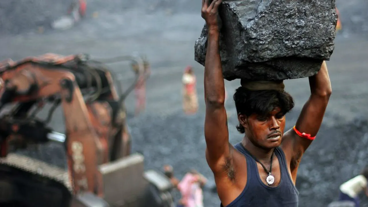 Mineros indios trabajando en un yacimiento de la India.