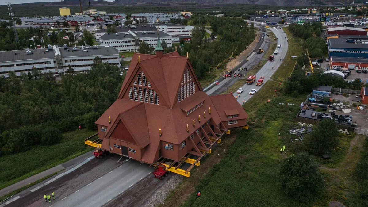 Iglesia de Kiruna (Kiruna Kyrka) sobre plataforma de 224 ruedas durante su traslado por carretera en Suecia.