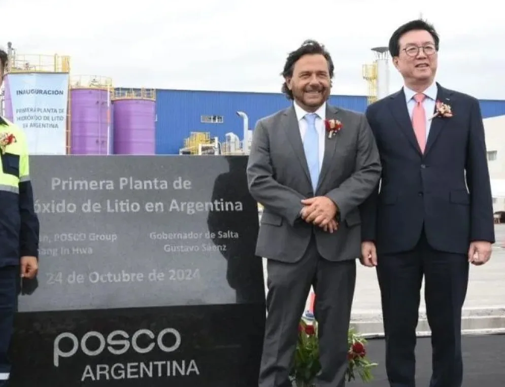 El embajador de Korea Lee Yong y el gobernador de Salta Gustavo Sáenz en la inauguración de la Primera Planta Comercial de Hidróxido de Litio de Argentina ubicada en el Parque Industrial de Güemes. Es parte del proyecto “Sal de Oro” del holding coreano POSCO.
