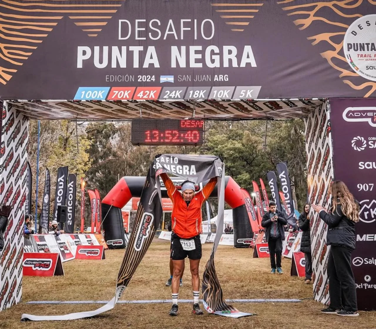 Gastón Dávila corriendo una carrera de 70 kilómetros en la cordillera andina