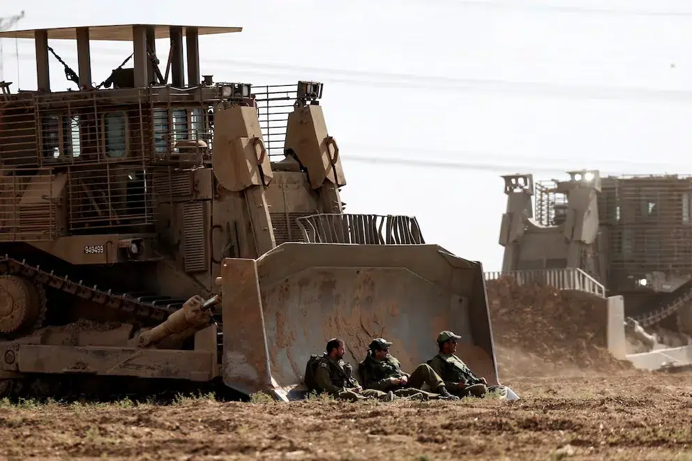Soldados israelíes junto a un bulldozer Caterpillar D8, utilizado en la limpieza de la Franja de Gaza.