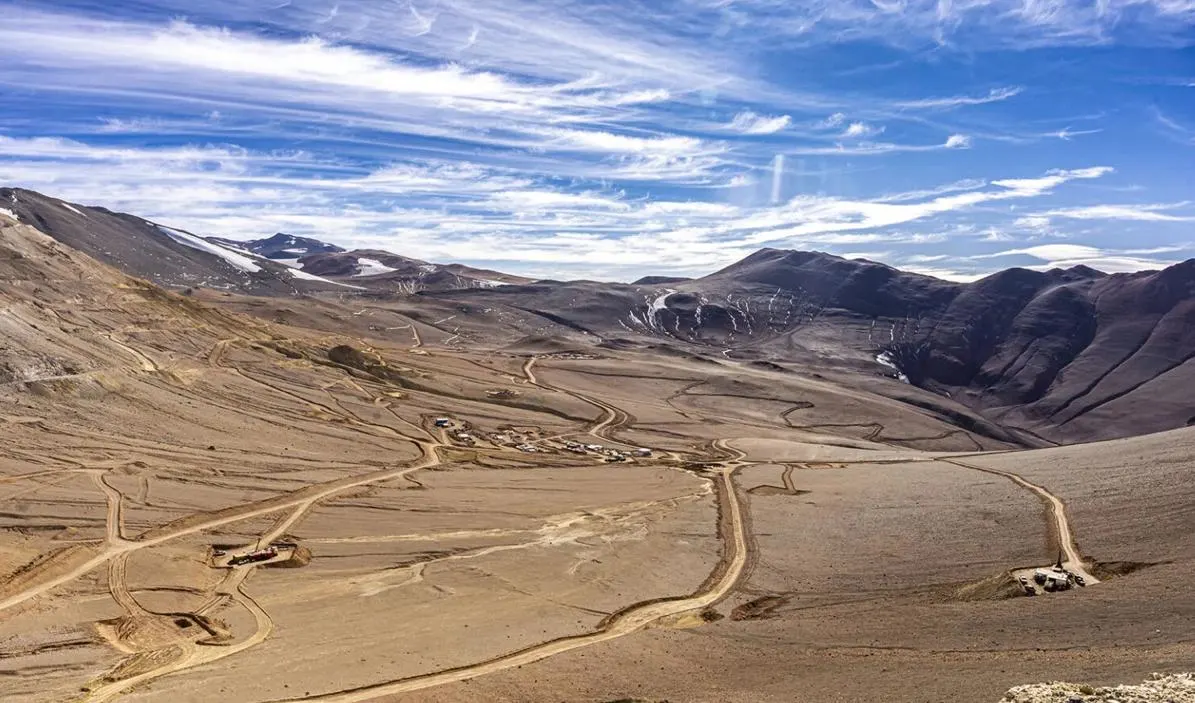 La linea entre Chile y Argentina en el distrito Vicuña se difumina en la inmensidad del paisaje, comunicado por caminos internos donde solo la minera Vicuña tiene acceso.