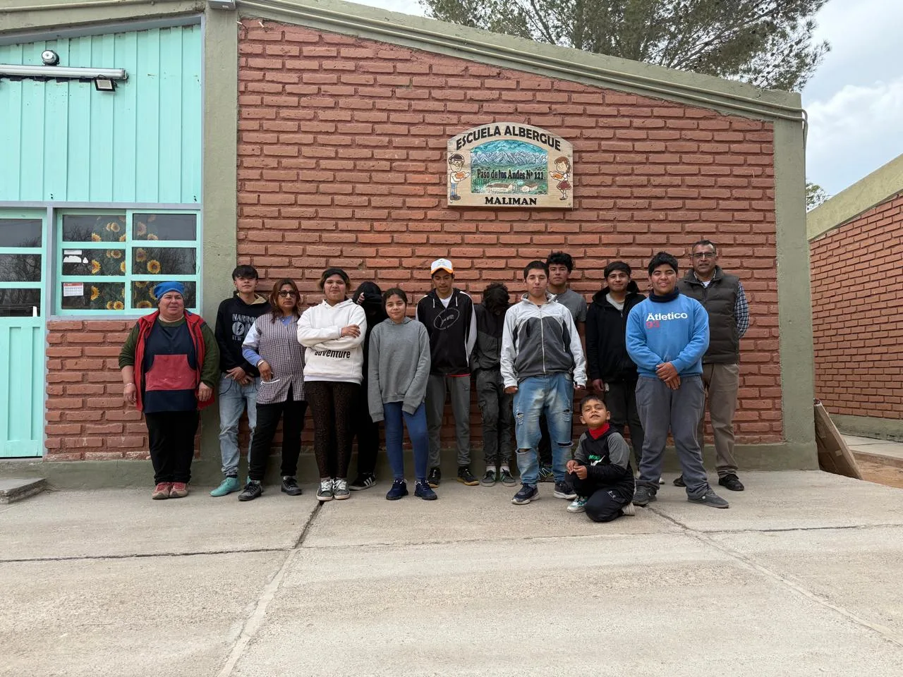 Estudiantes y docentes de la escuela albergue de Malimán, San Juan Estudiantes y docentes de la escuela albergue de Malimán, San Juan