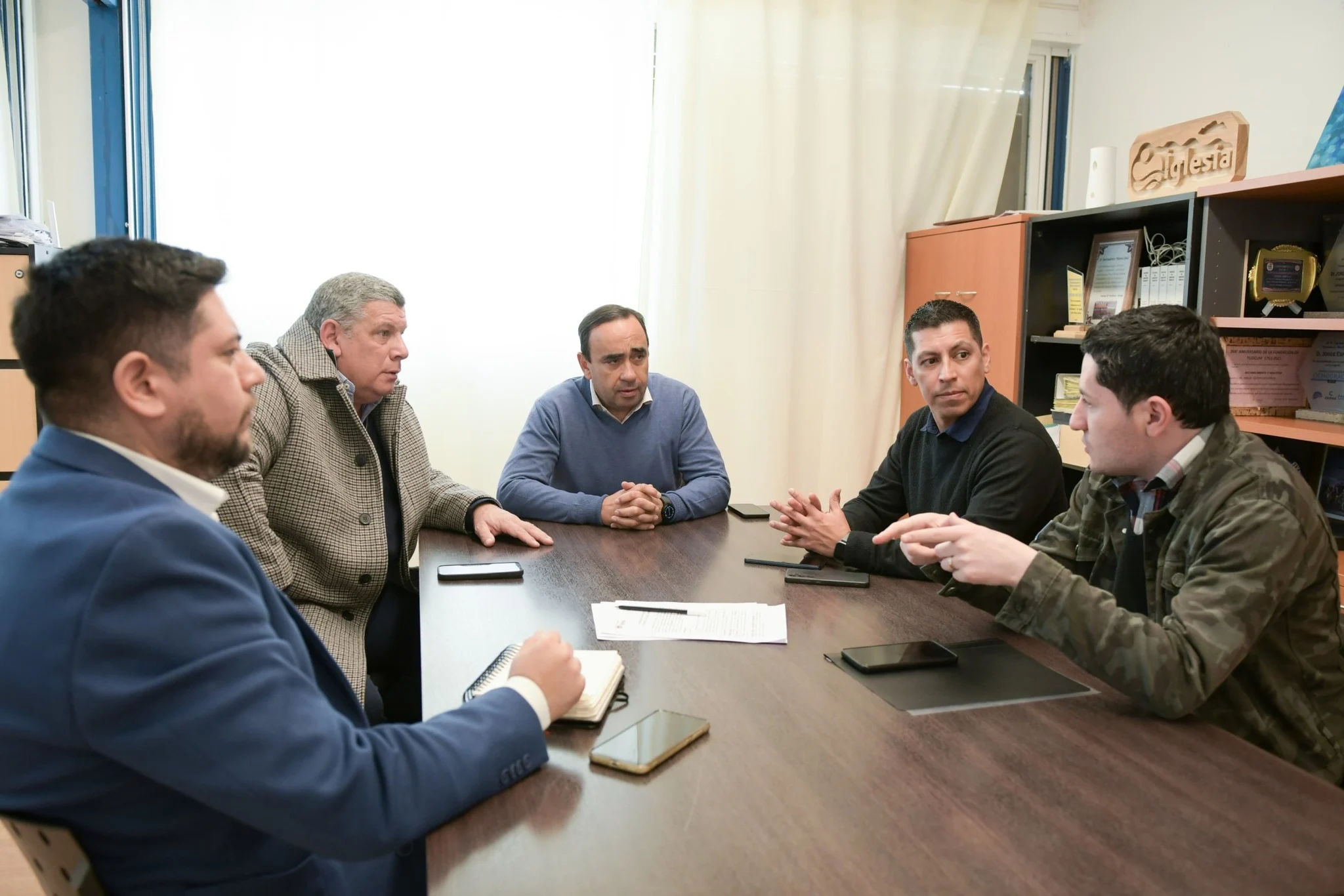 El intendente de Iglesia, Jorge Espejo; Gastón Berardi, Director de Relaciones Institucionales y Comunitarias; Sergio Guerra, Coordinador de Relaciones Comunitarias y Valor Compartido; y Fernando Pacheco Martel, Responsable de Relaciones Comunitarias y Valor Compartido y Juan Cuevas Director de Educación y Desarrollo Local del municipio.