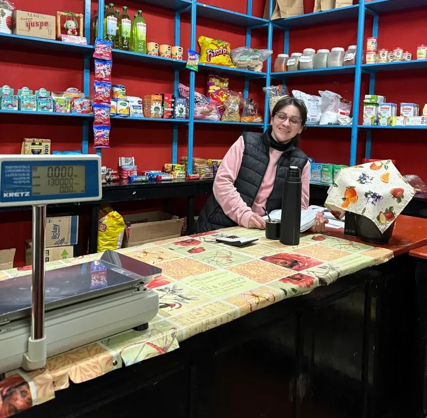 Lea Castillo, comerciante y proveedora de productos en su negocio de Iglesia