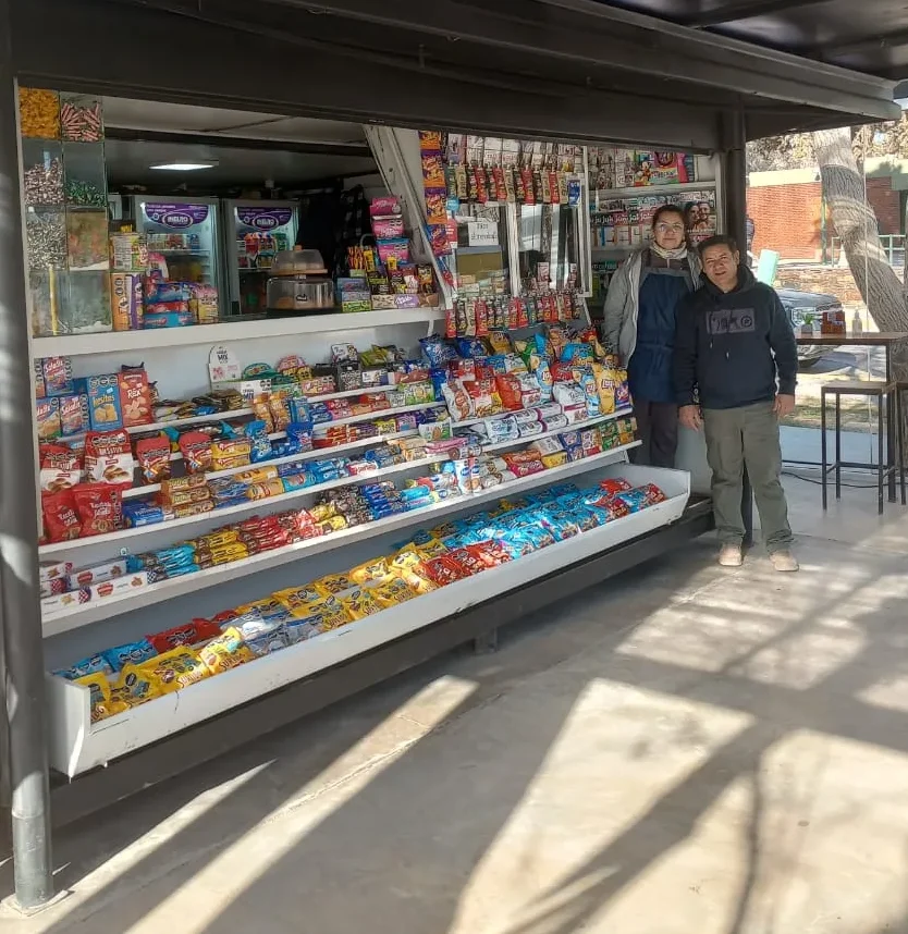 Marcelo Ramos, un emprendedor de Rodeo, en su confitería junto a su esposa.