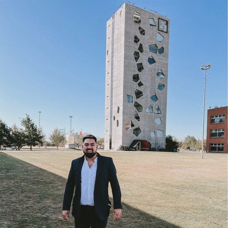 Retrato del Licenciado Nicolás de Cárdenas, coordinador de Admisiones de la Universidad Siglo 21
