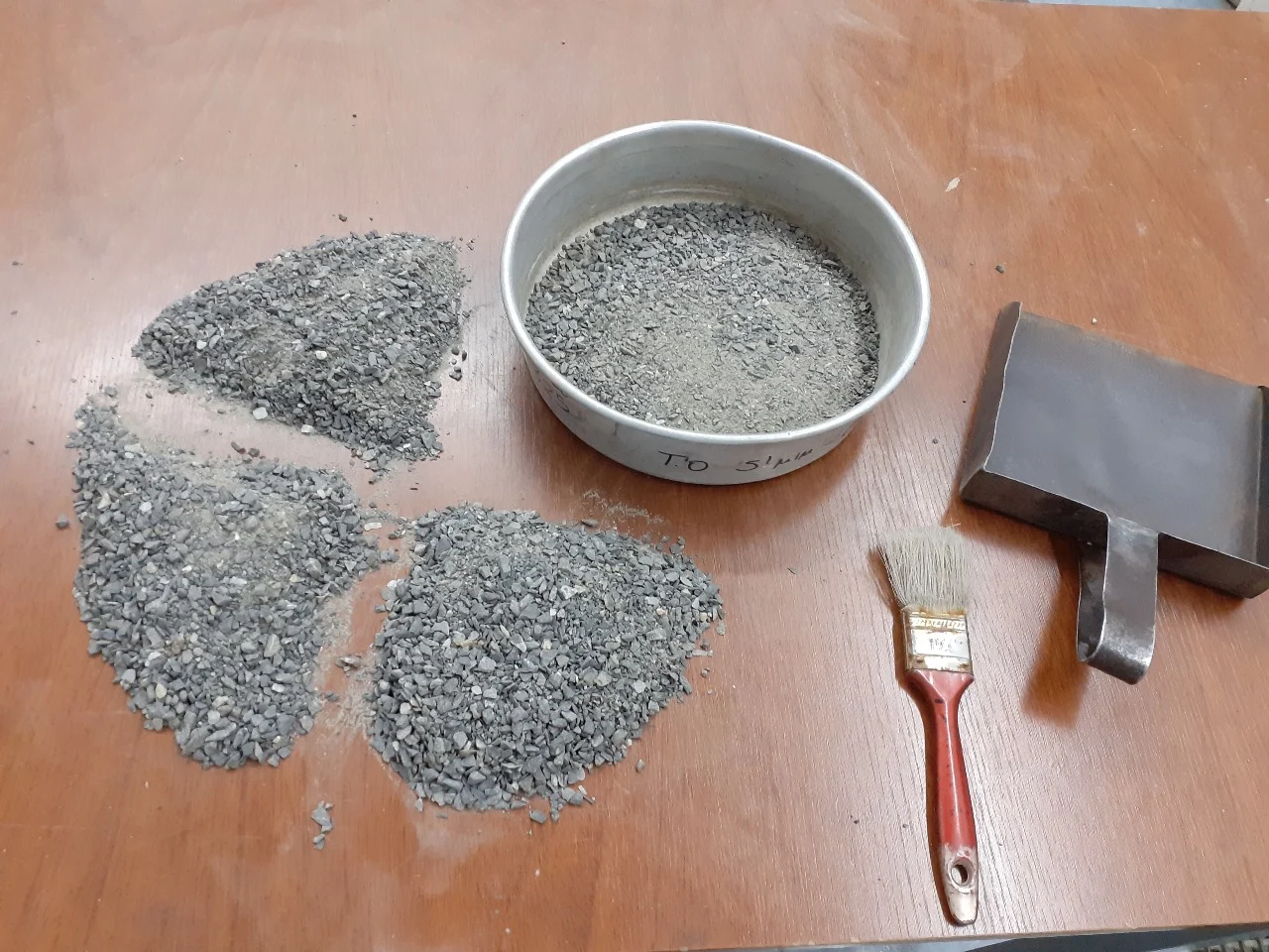 Proceso de reducción de tamaño de plásticos de residuos electrónicos para crear ladrillos.
