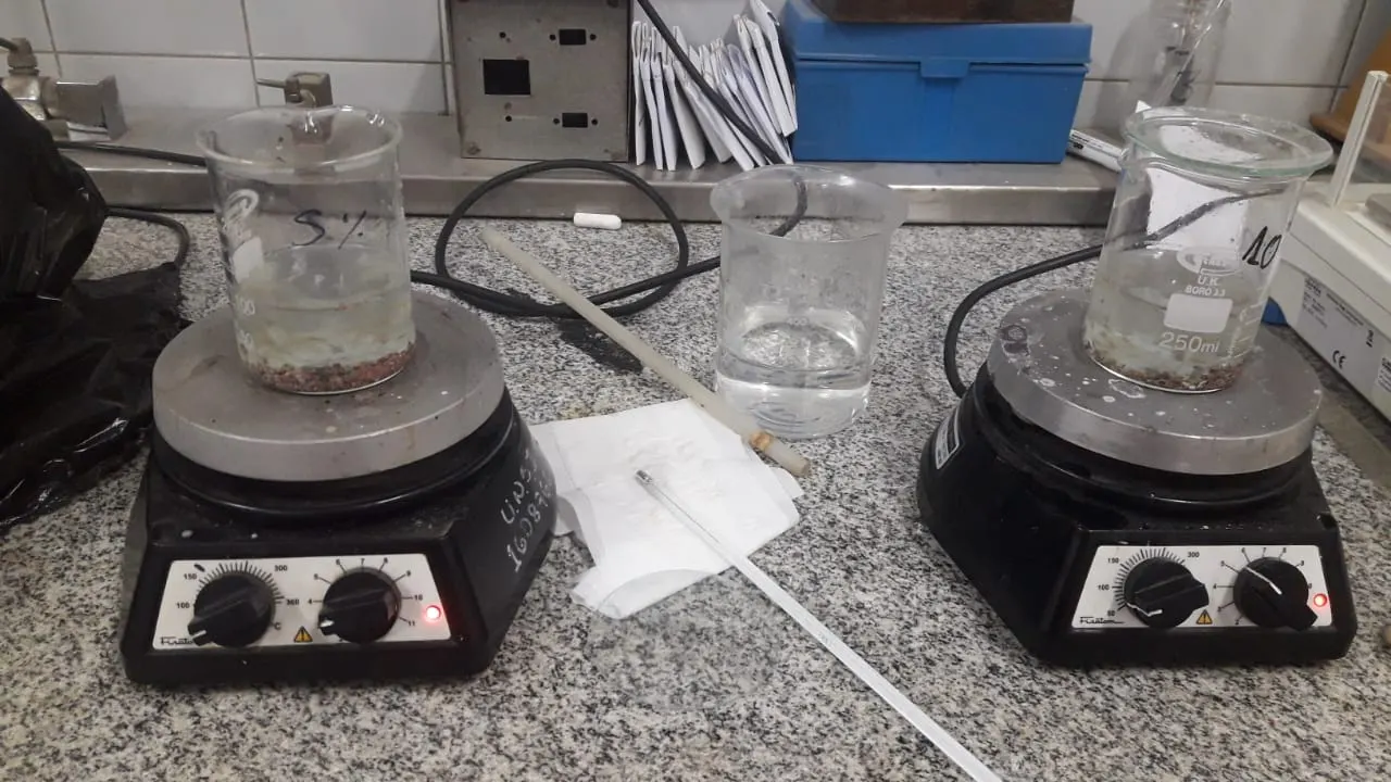Proceso de lixiviación ácida para la recuperación de cobre en un laboratorio.