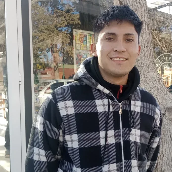Joven Pablo Torres en su kiosco en Iglesia