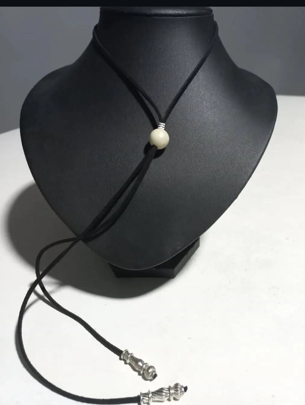 Colgante de mármol blanco hecho a mano por la marca de joyería sanjuanina Calcita.