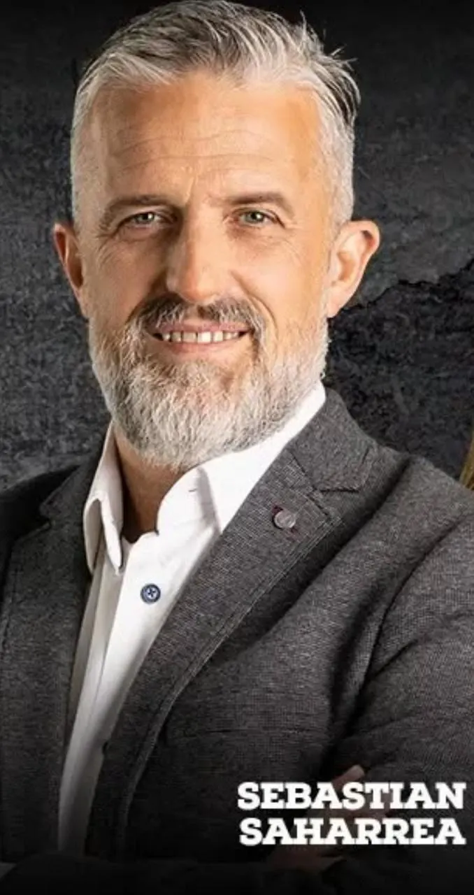 Retrato de Sebastián Saharrea, director de Tiempo de San Juan, con una expresión reflexiva