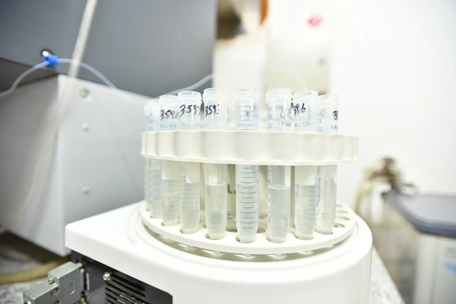 Laboratorio de CIPCAMI donde científicos analizan muestras de agua y suelo