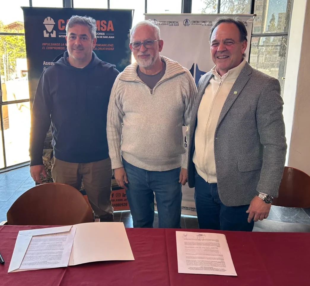 Fernando Godoy, Raúl Marún, vicepresidente del Centro Comercial de la Ciudad de San Juan y Darío Minnozzi, en el Salón de Tupelí Gourmet. Fernando Godoy, Raúl Marún, vicepresidente del CentroComercial de la Ciudad de San Juan y Darío Minnozzi, en el Salón de Tupelí Gourmet.