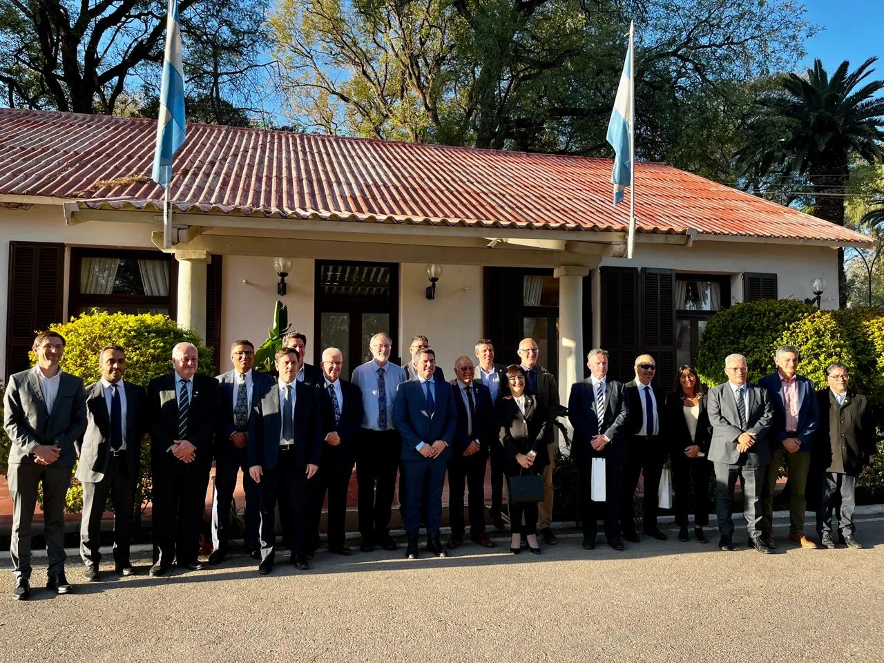 Firma del acuerdo de educación minera en San Juan, con el Gobernador Orrego, el rector Berenguer y la delegación de Curtin University y Belararox.