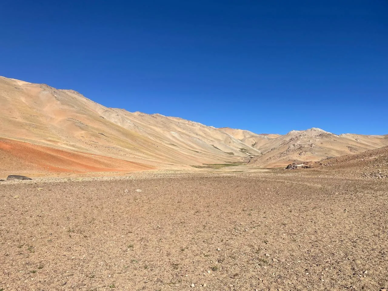 Paisaje de alta montaña del Campo Cortés Monroy, locación del proyecto cuprífero Altar en San Juan