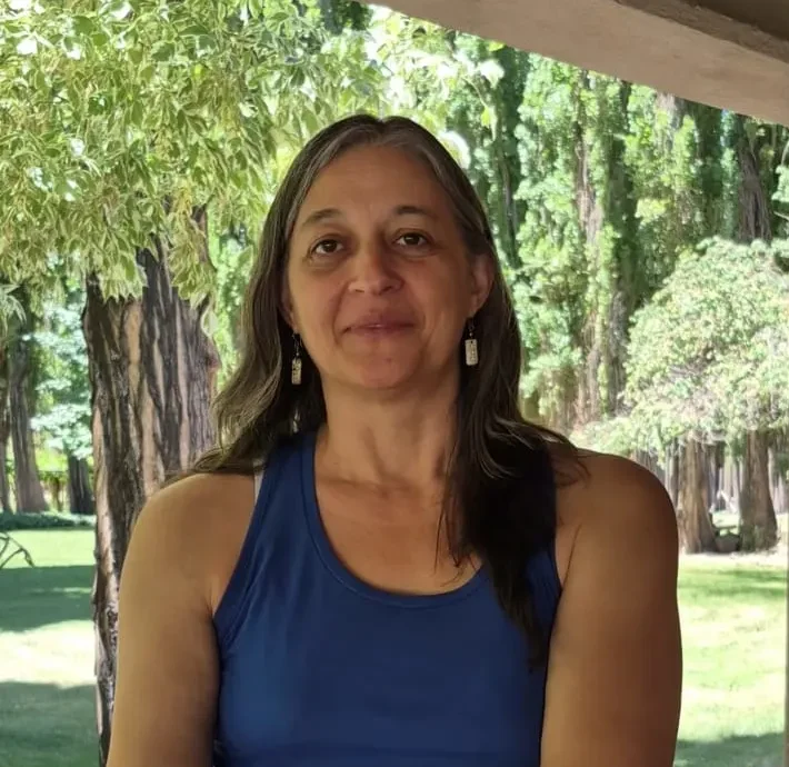 Carola Meglioli, bióloga especialista en flora nativa, posando en su oficina de la Universidad Nacional de San Juan.