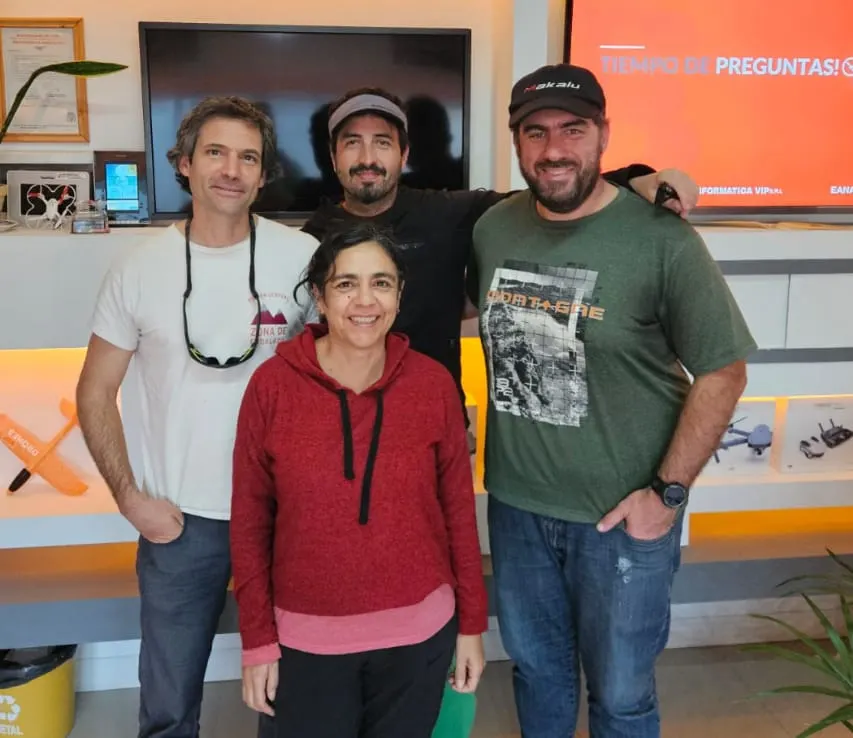La geógrafa Laura Zalazar posa con su equipo del IANIGLA, el organismo de glaciología de Argentina.