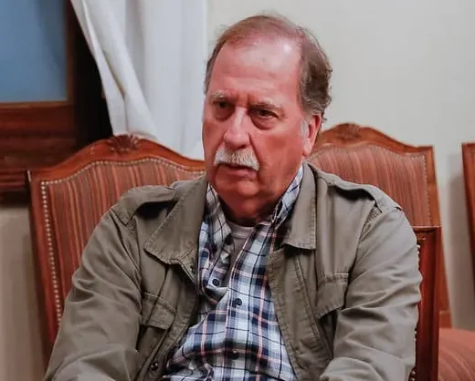 Retrato de Enrique Velasco, presidente de CAEMCO, durante su entrevista sobre minería y construcción