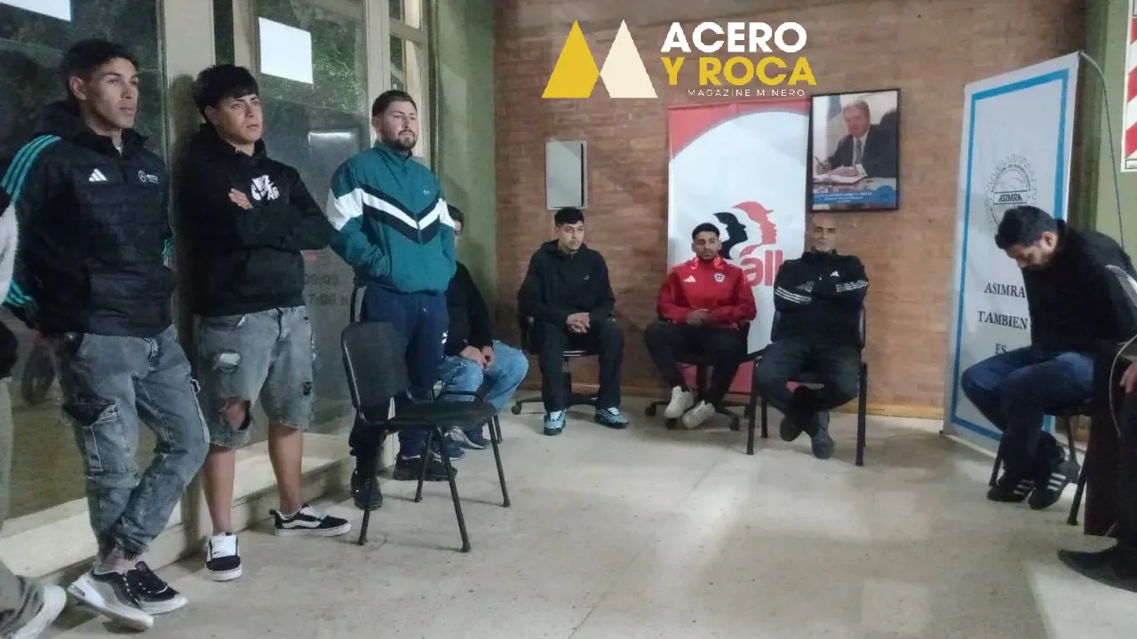 Grupo de trabajadores mineros, sentados y de pie, en la reunión fundacional de su nueva asociación en la sede de ASIMRA.