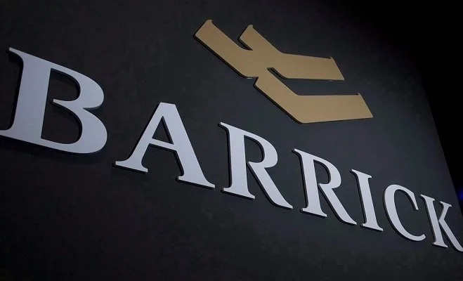 Logo oficial de la compañía minera Barrick Gold sobre fondo negro