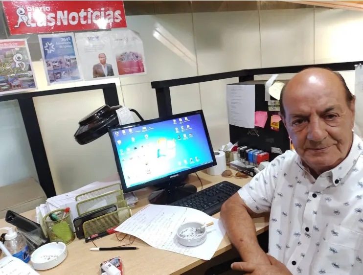 El periodista Ricardo Azocar en su escritorio, una figura clave en el periodismo crítico de San Juan.