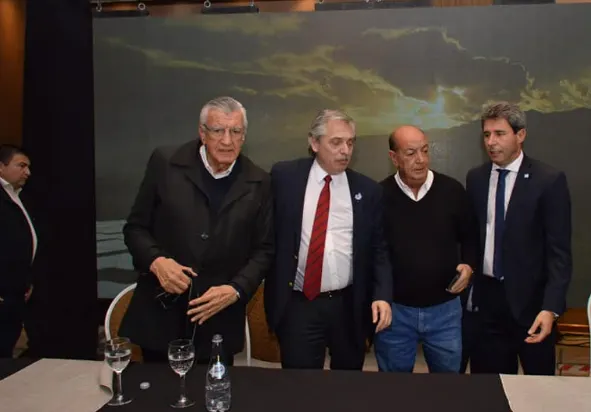 Ricardo Azocar con los políticos Sergio Uñac, Alberto Fernández y José Luis Gioja, evidenciando su vínculo con el poder en San Juan.