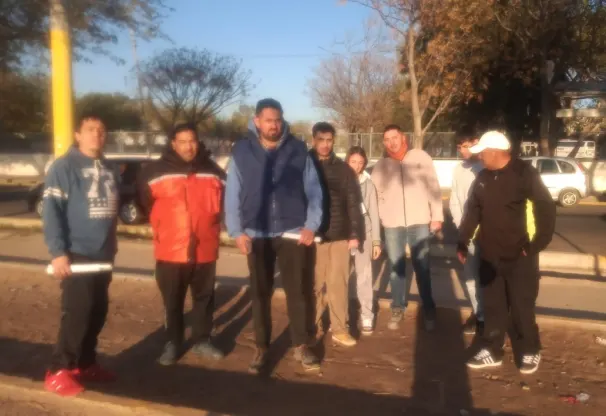 Grupo de mineros autoconvocados reunidos en protesta en la entrada de las instalaciones de Vicuña.