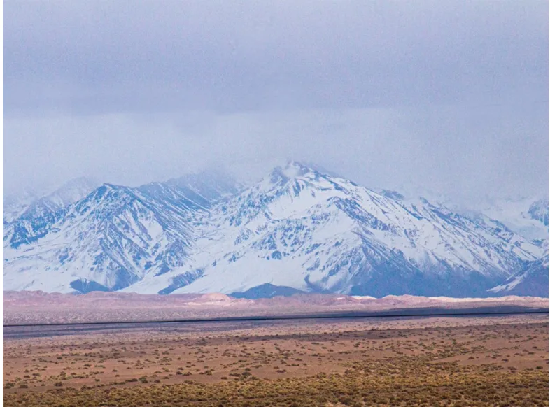 Cordillera de los Andes en San Juan con picos nevados, zona de estudio de la criósfera y el cambio climático.