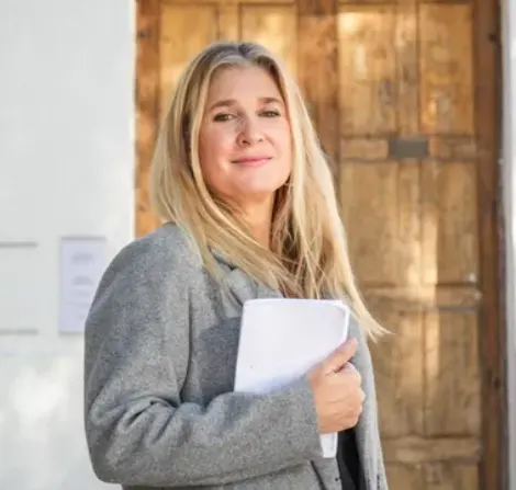 Retrato de la abogada Alejandra Caneva sonriendo, experta en legislación minera.