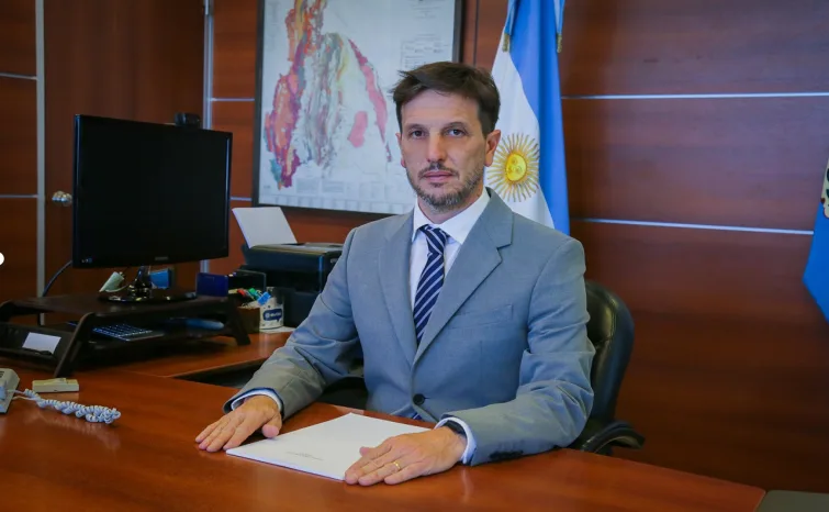  Retrato del ministro de Minería de San Juan, Juan Pablo Perea, gesticulando durante una entrevista.