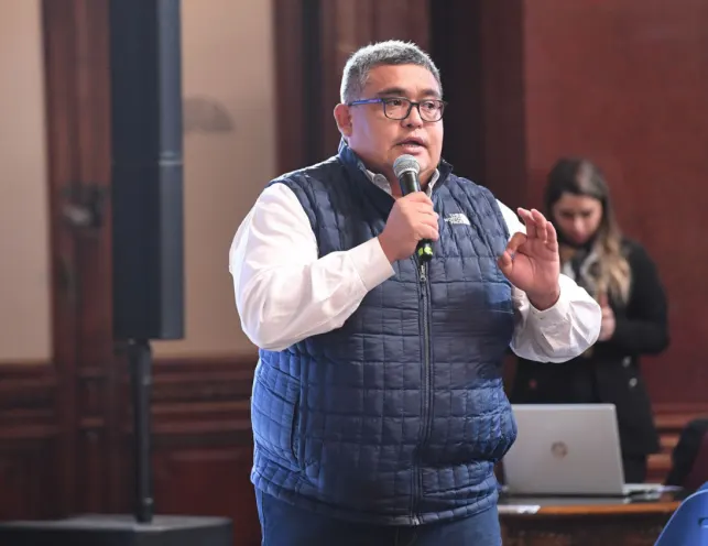 Retrato de Marcelo Mena, secretario general de ASIJEMIN, durante su exposición