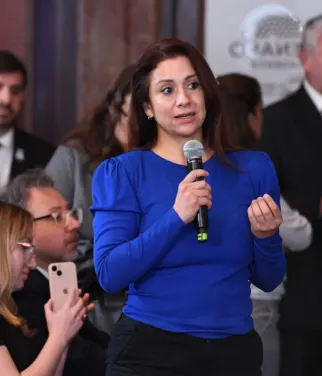 Retrato de Belén Varela exponiendo su punto de vista ciudadano en el debate sobre minería.