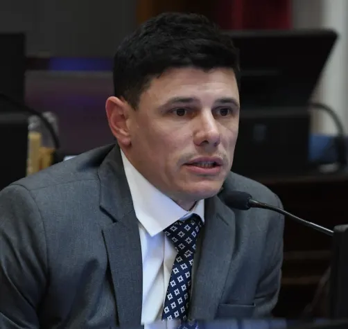 Retrato del senador Bruno Olivera, legislador sanjuanino, en el Congreso.