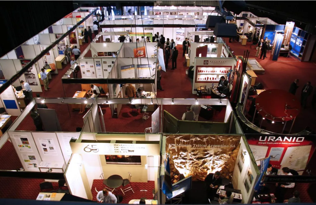 Panorámica de una sala de exposiciones llena de asistentes y stands en una edición pasada de Argentina Mining.
