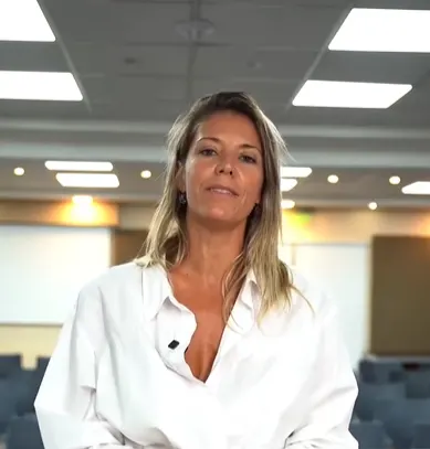 Retrato de la gerente comercial de Clínica El Castaño, Victoria Guarnido