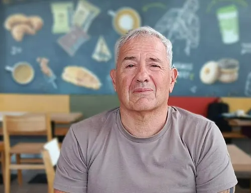 Retrato del Dr. Gabriel Guevara, abogado y experto en derecho ambiental, discutE la constitucionalidad de la Ley de Glaciares.