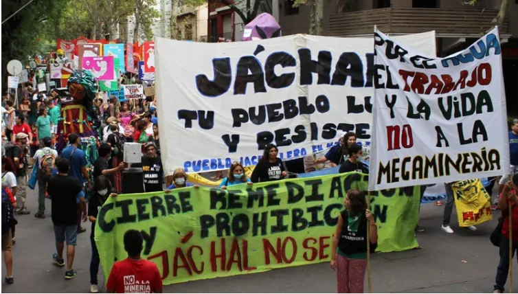  Manifestantes de la comunidad de Jáchal con pancartas reclamando por un incidente ambiental minero en San Juan.